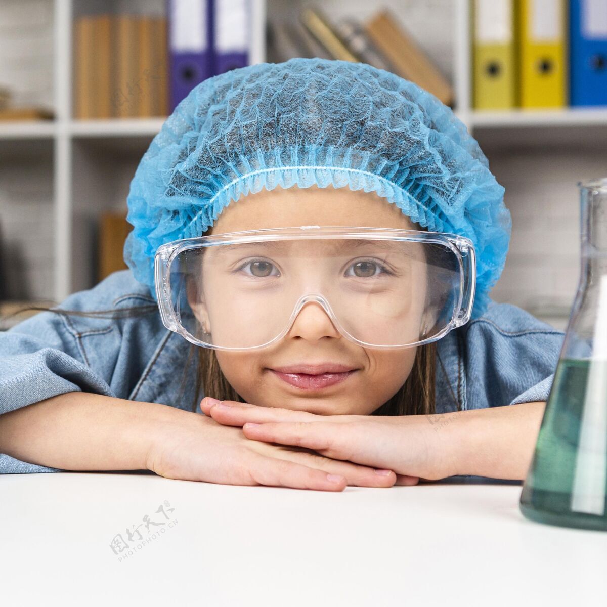 试管戴着发网和安全眼镜做科学实验的女孩试管女孩实验