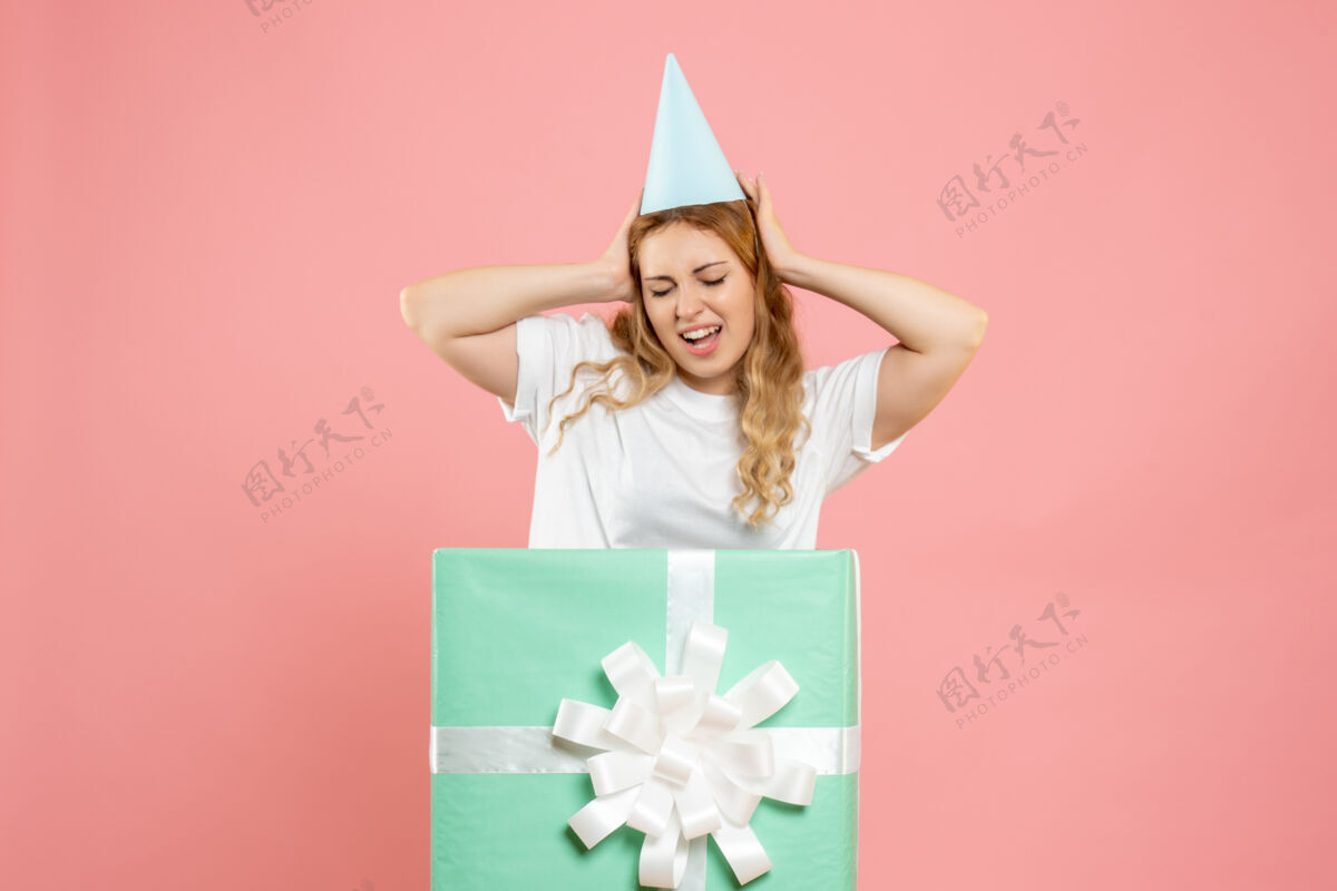 女性正面图年轻女性站在礼品盒内丝带盒子人物
