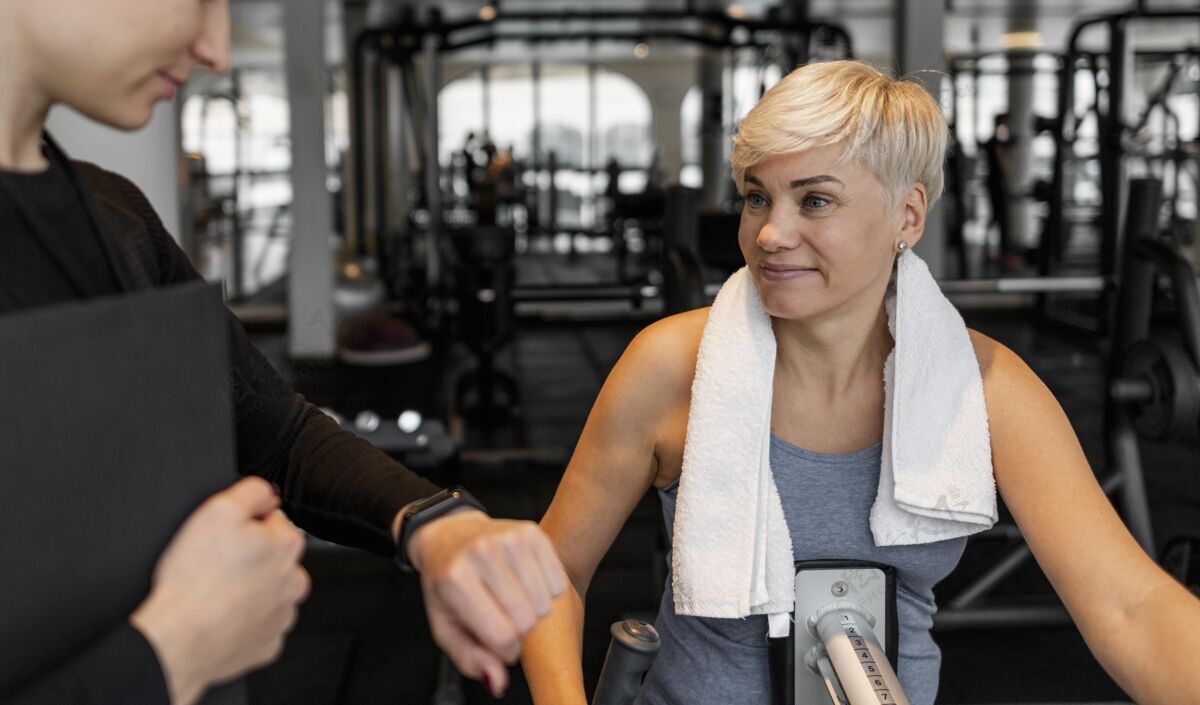 锻炼健身教练和客户女人女人运动