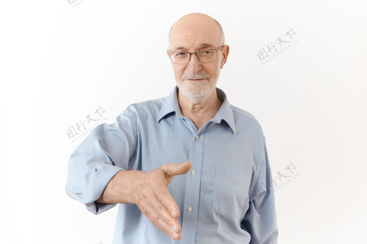 信任很高兴见到你这是一个孤立的镜头 照片中穿着优雅正式的老男人 留着白胡子 伸出手掌 准备和你握手表示问候肢体语言 手势和手势60岁老年人人
