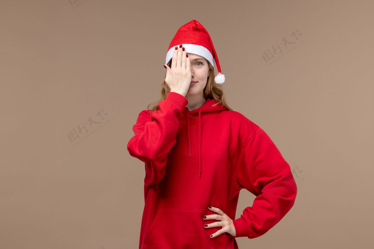 喜剧演员正面图圣诞节女孩覆盖在一个棕色的背景模型圣诞节她的脸脸艺人快乐