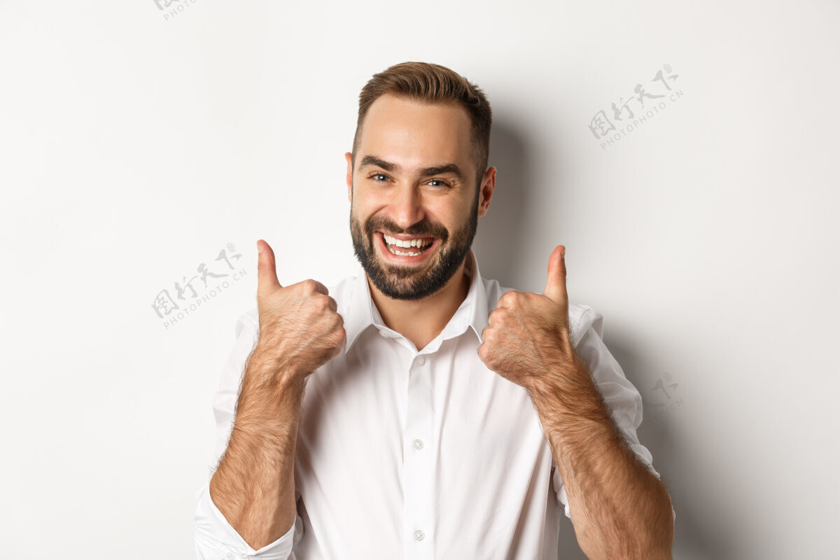 同意满意的白衬衫胡须男特写镜头 竖起大拇指表示赞同 喜欢并同意 肯定回答老板企业家成功
