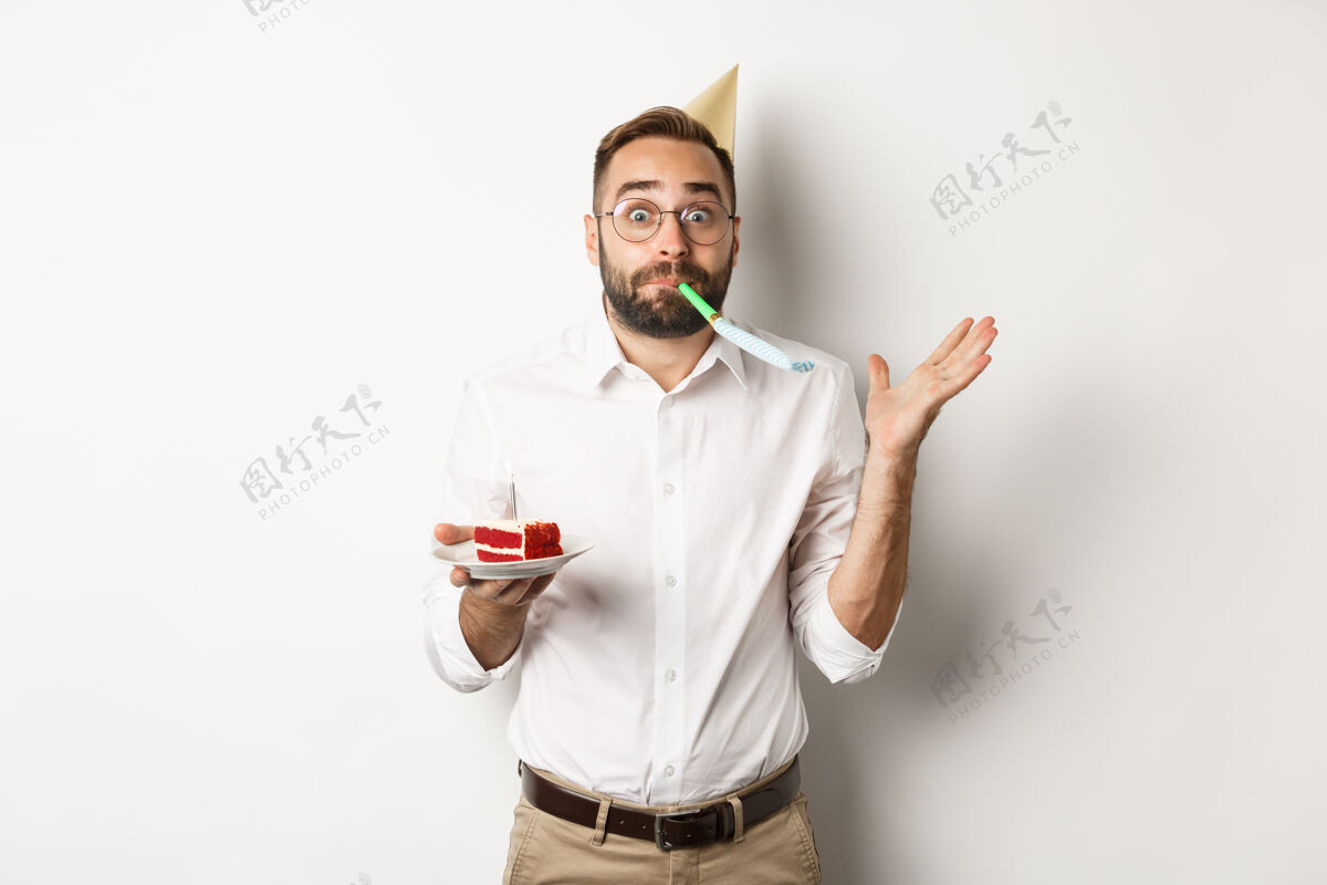 庆祝节日和庆祝快乐的人享受生日 吹派对哨子和举行生日蛋糕胡须兴奋节日