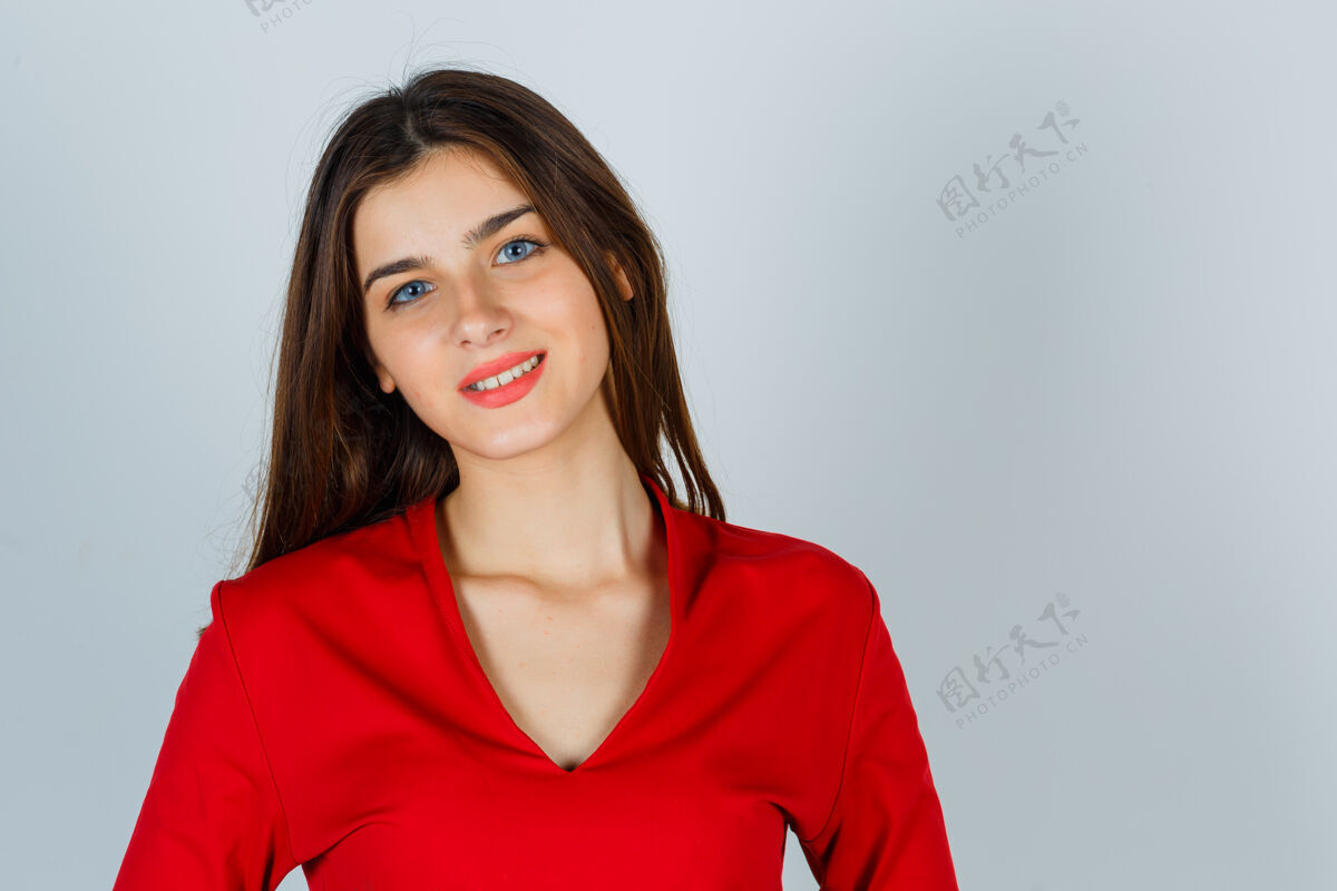 衬衫穿着红衬衫的年轻女士看着镜头 看起来很迷人诱惑情感内衣