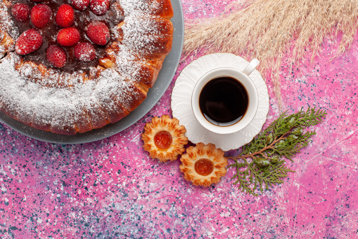 派俯瞰美味的草莓蛋糕 配上饼干和一杯茶 背景是粉红色的蛋糕 甜甜的甜甜的饼干 烤馅饼马克杯香料茶