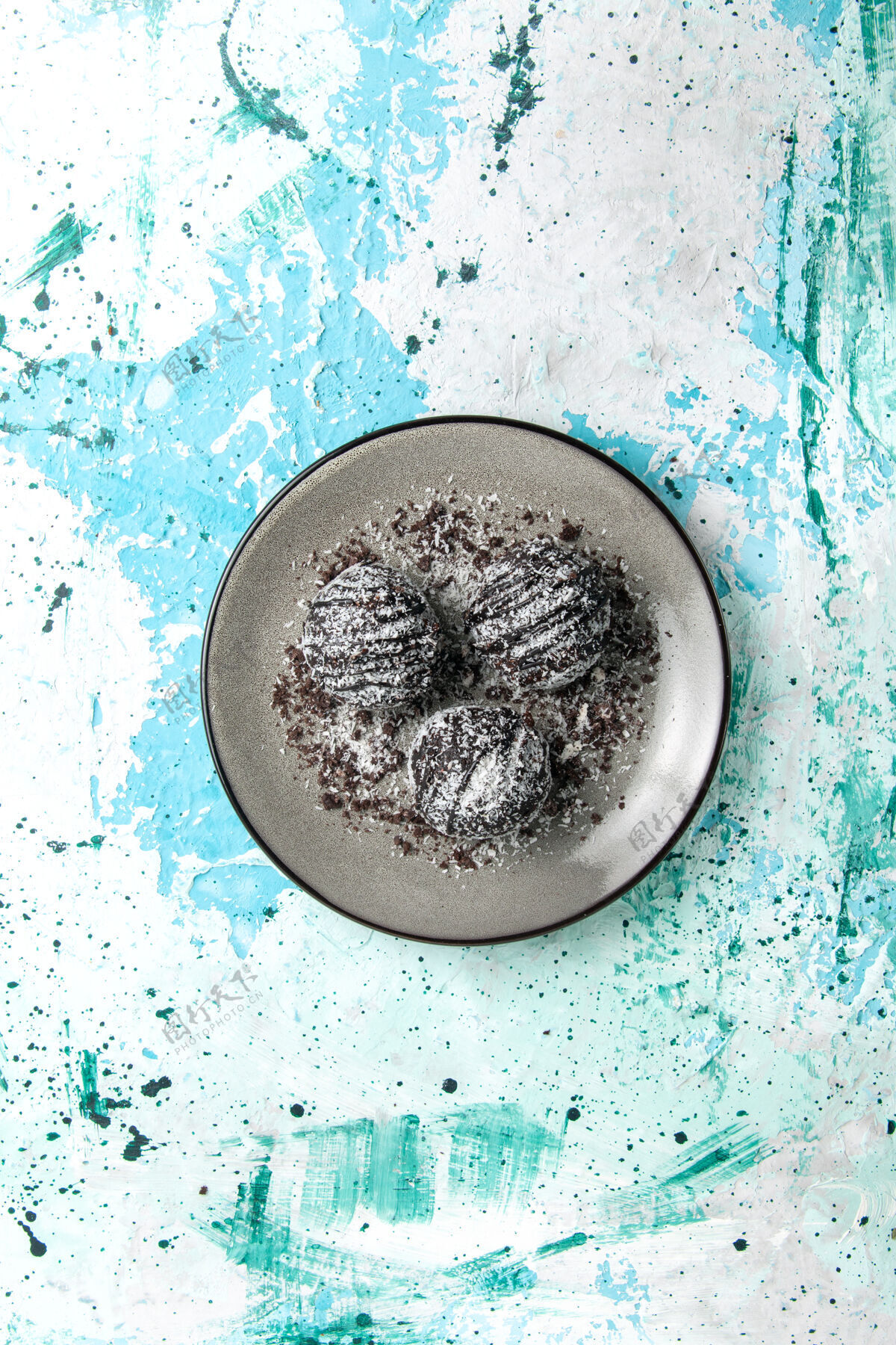 饼干俯瞰美味的巧克力球巧克力蛋糕圆形表面覆冰蛋糕烘焙饼干甜甜的糖巧克力烘焙球水滴