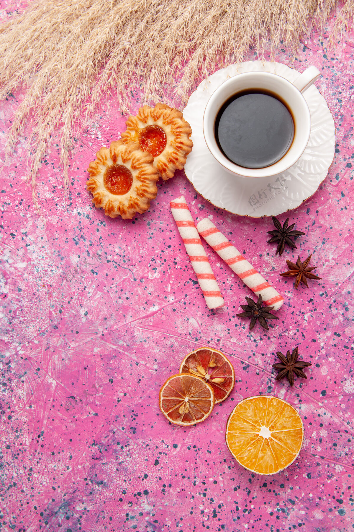 饼干俯瞰一杯茶 桌上放着粉红色的饼干饼干饼干糖甜甜的颜色花卉饼干视图