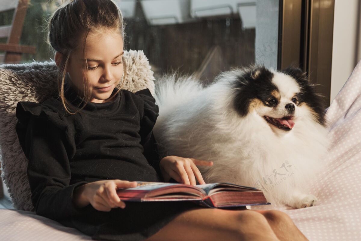 小狗女孩读书 狗听可爱感情女性