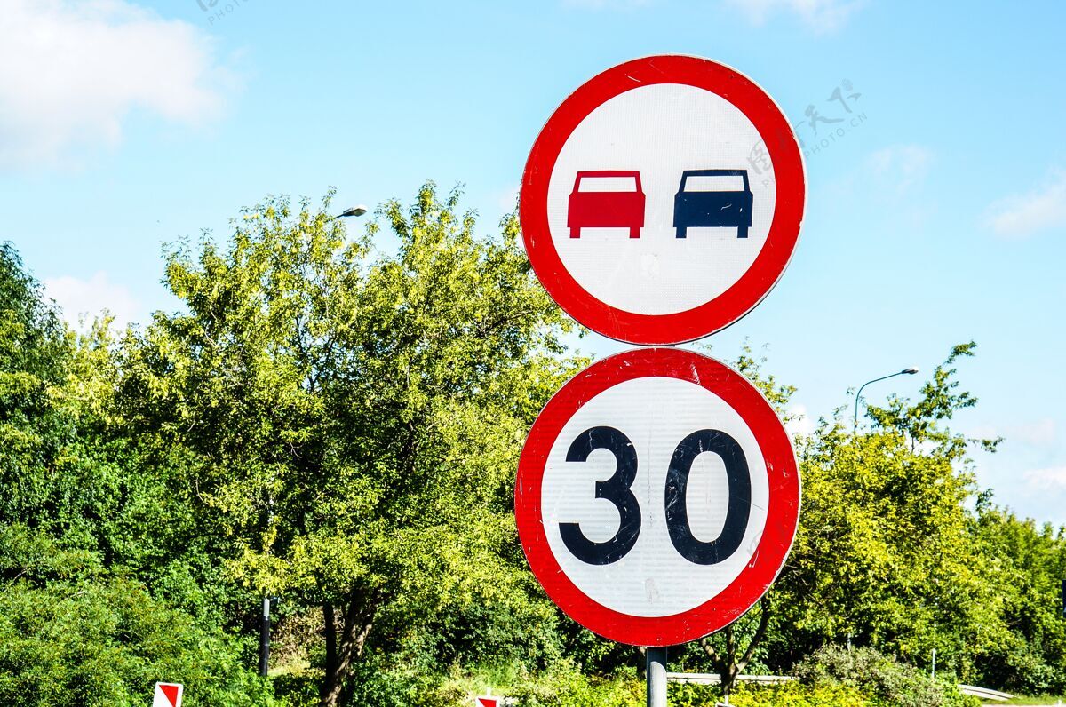 危险限速三十 禁止在绿树丛中超车的标志高速公路树木街道