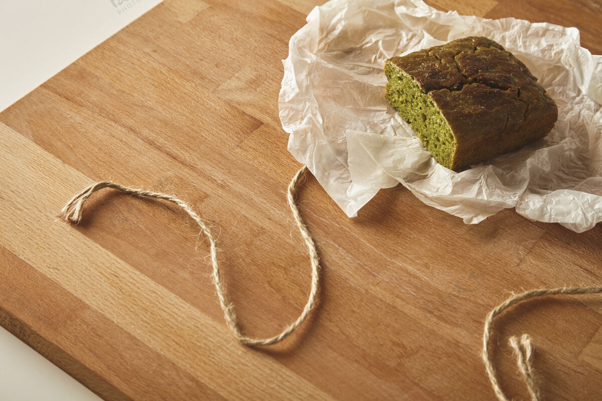 面包顶部侧视图健康饮食菠菜面包隔离在木板上的桌子上的工艺纸膳食自制食物