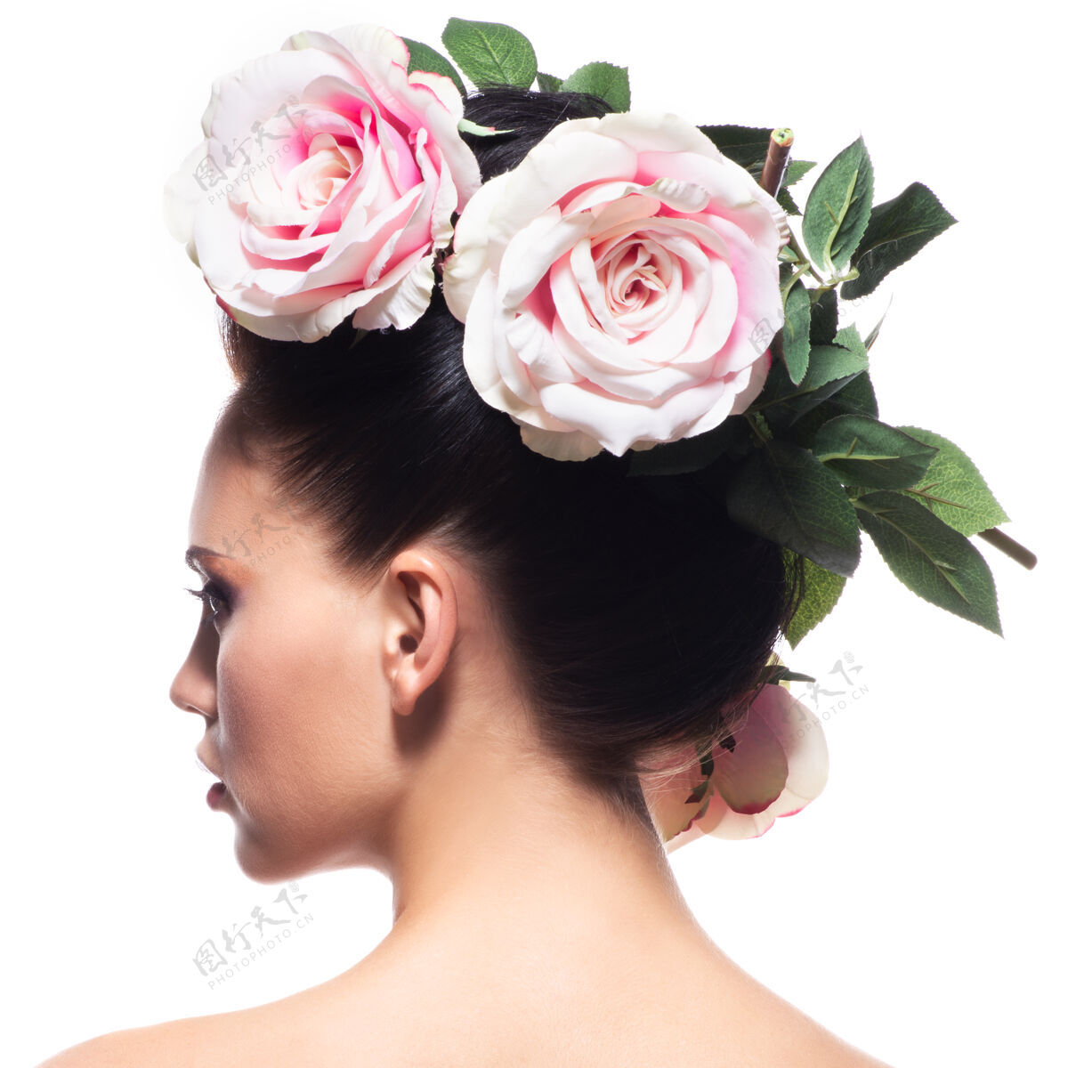 深色头发上开着粉色花朵的女人的后视图肖像-隔离在白色上性感漂亮后部