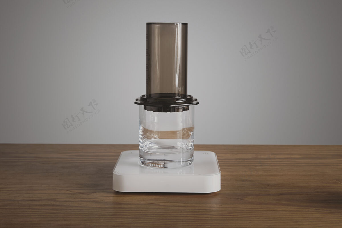 咖啡师一步一步压榨咖啡安装在透明威士忌rox玻璃上的气动压力机专业咖啡冲泡咖啡店滴酒吧卡布奇诺
