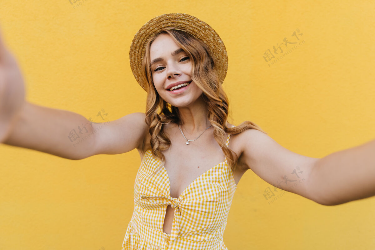 连衣裙温文尔雅的欧洲戴帽子的女人微笑着自拍迷人的卷发女孩自拍有趣情感休闲
