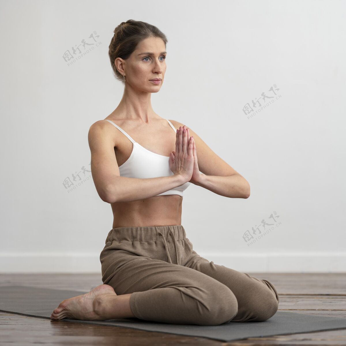 正念家里的女人在垫子上练习瑜伽练习娱乐反省