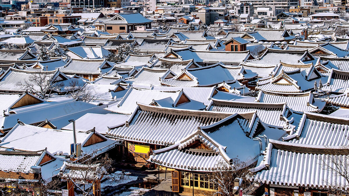 空中全州传统的韩国村庄屋顶覆盖着白雪 全州汉诺克村在冬天 韩国和平场景村庄