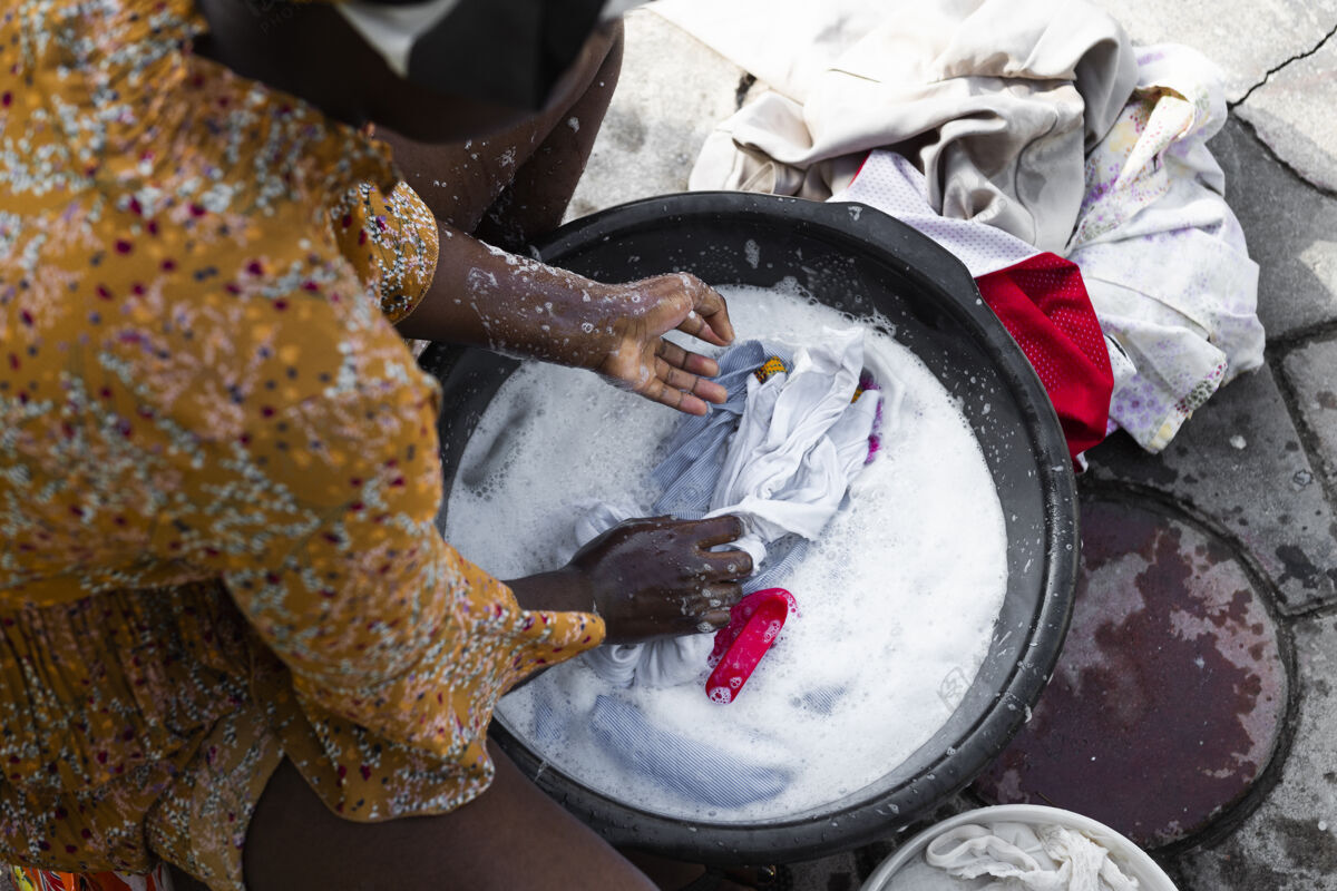 世界特写非洲女人洗衣服黑人贫困非洲