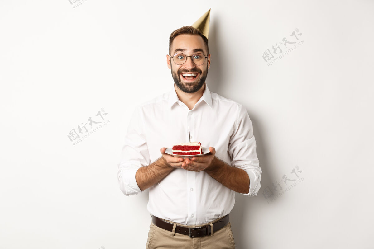 生日节日和庆祝快乐的男人有生日聚会 在生日蛋糕上许愿 微笑着 站着快乐幸福情绪化