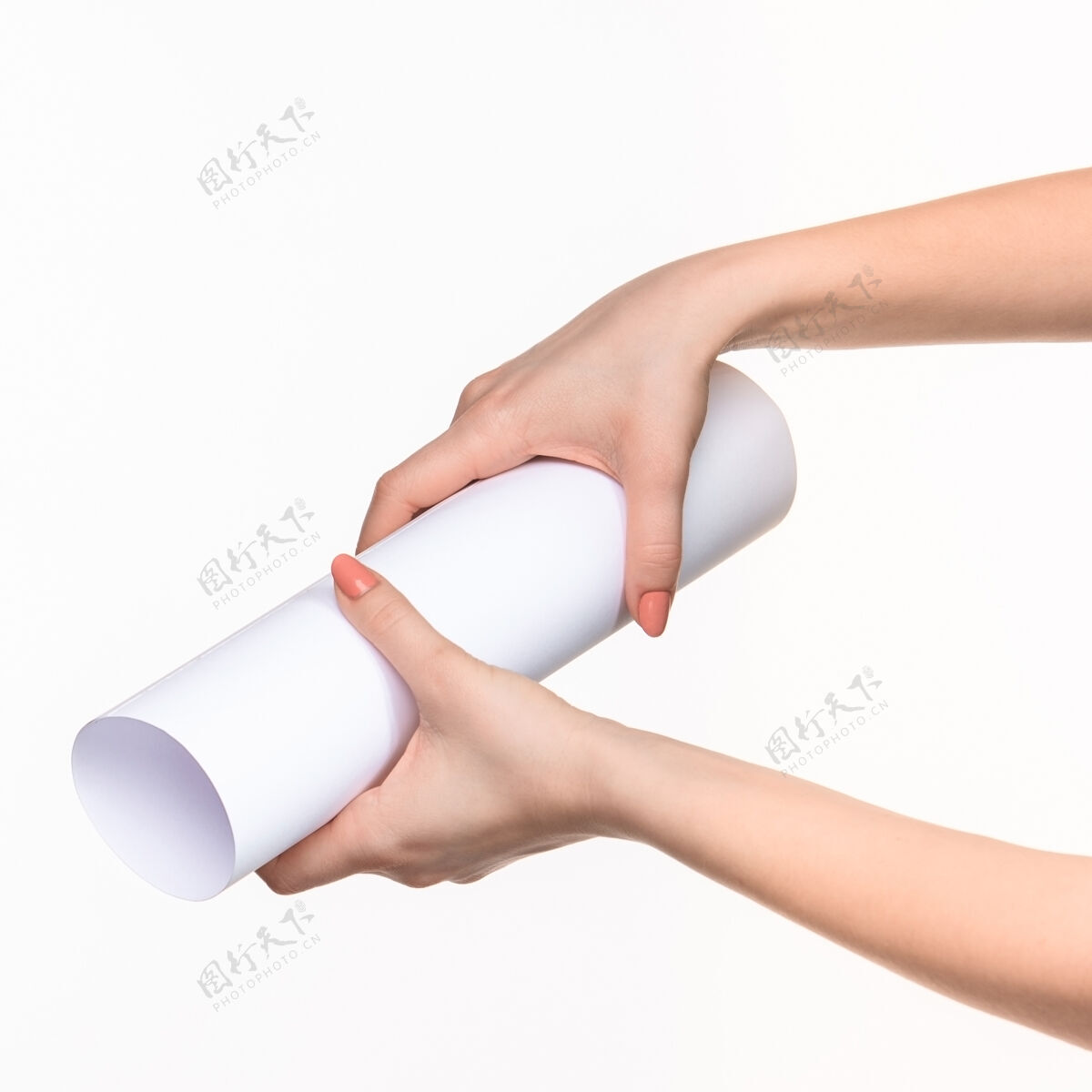 切割白色圆柱体的道具在女性手上就白了保持桶球体