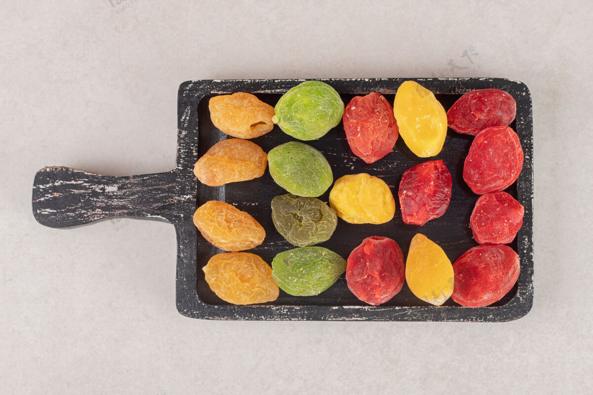 产品把五颜六色的樱桃放在木盘上晾干极简食物顶部视图