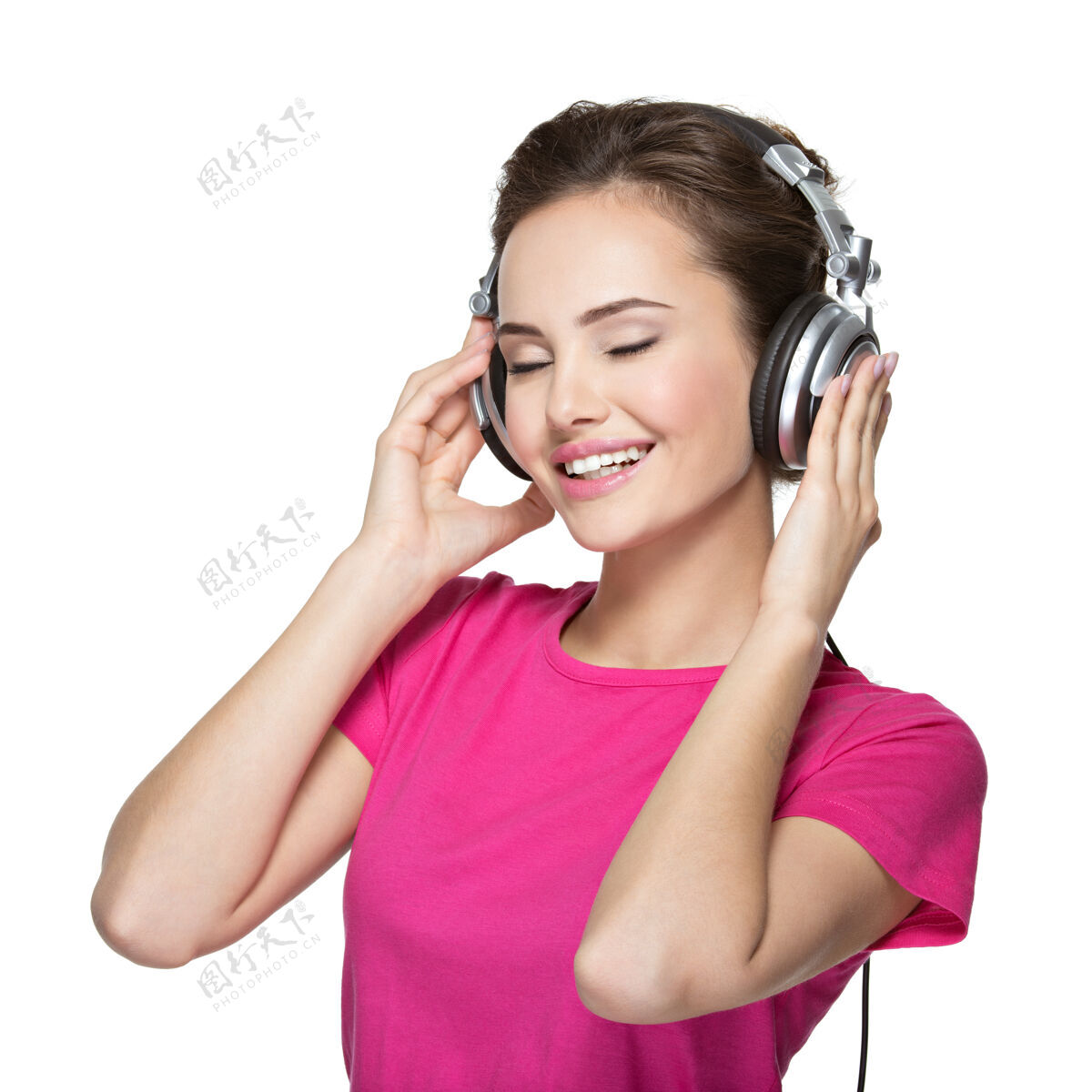 快乐快乐的年轻女子戴着耳机听音乐耳机耳机听