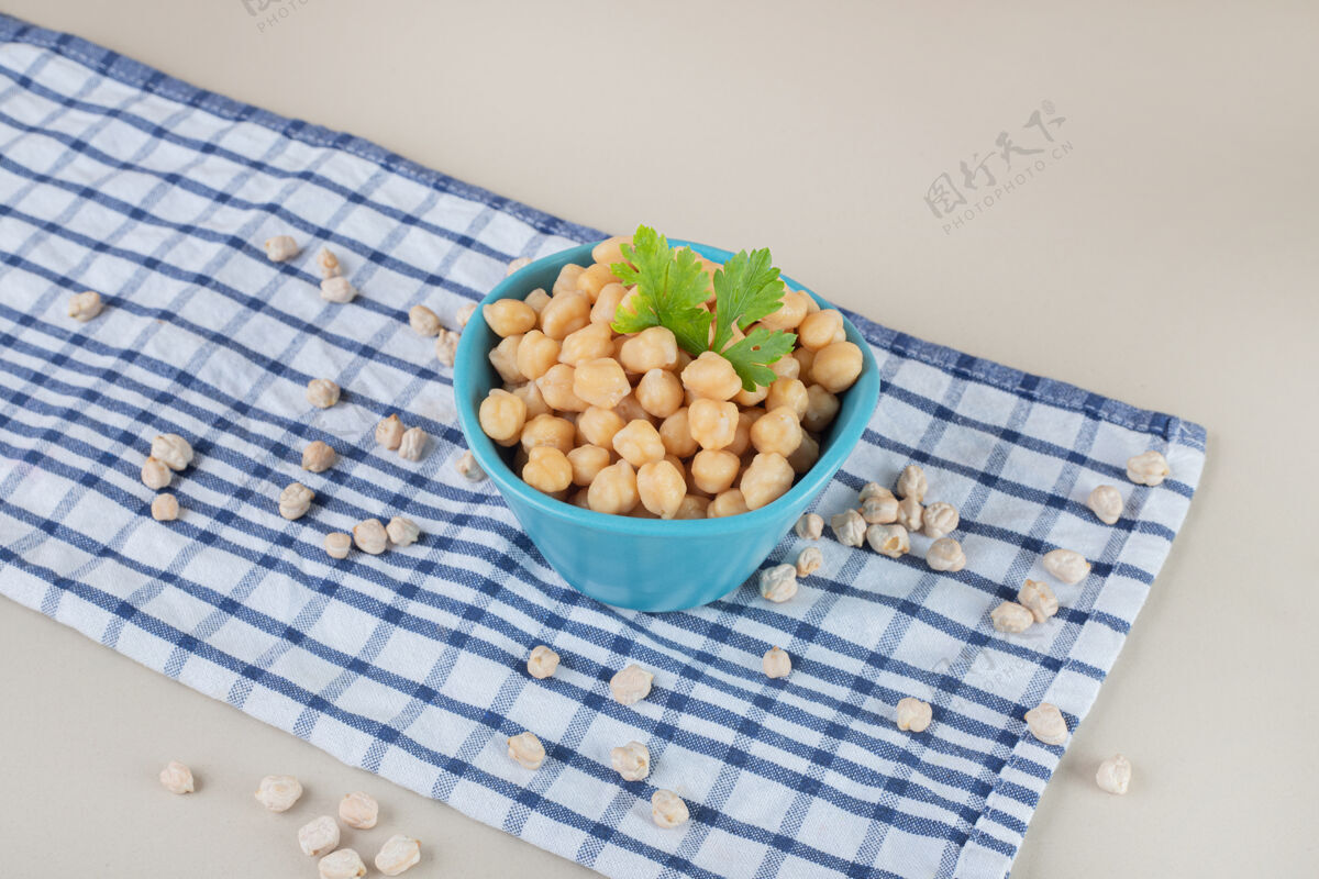 生物黄色的豌豆放在水泥上的陶瓷杯里食物品质生的