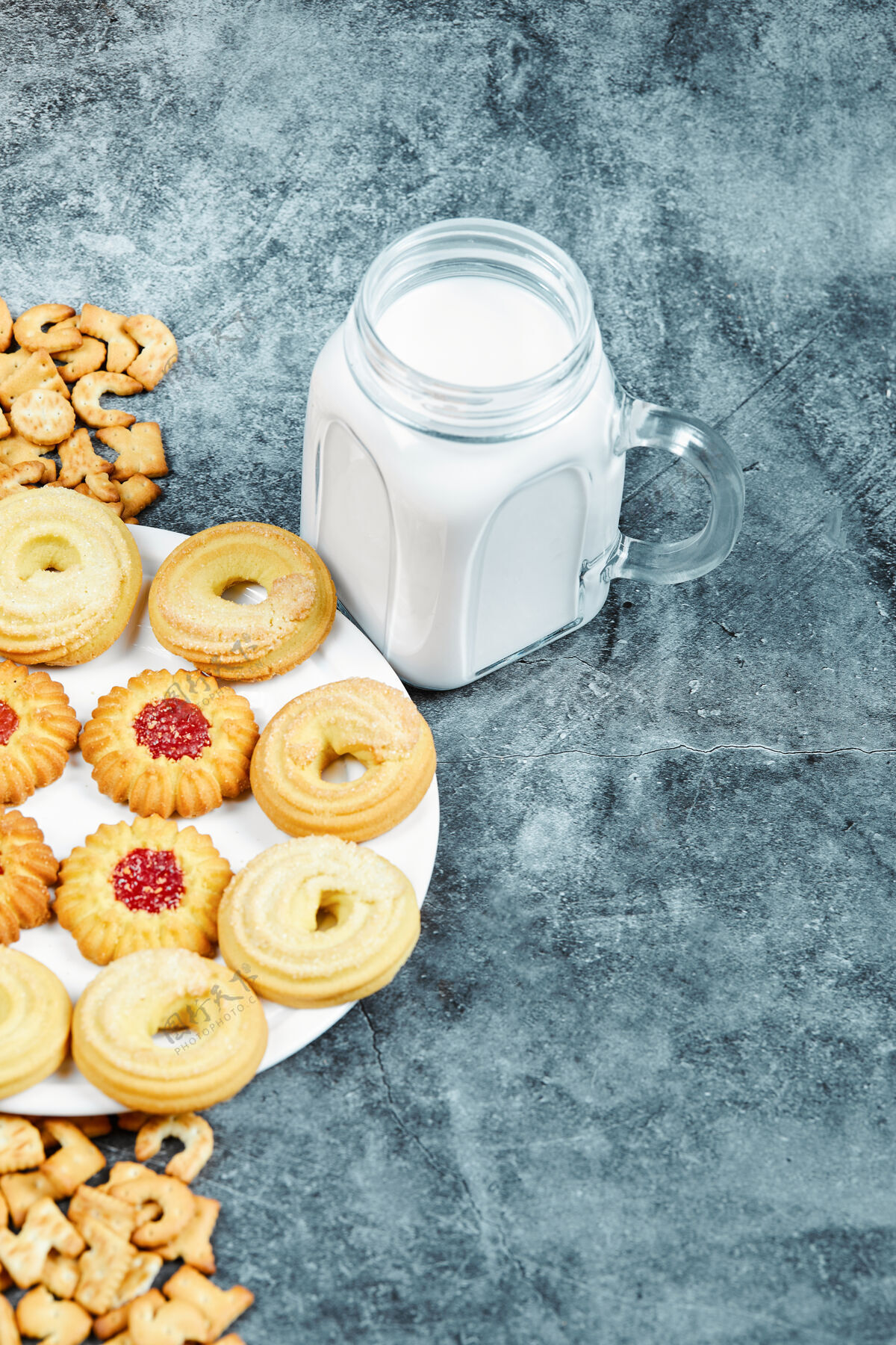 饼干散落的字母饼干 一盘饼干和一罐牛奶放在大理石桌上字母表美味棕色