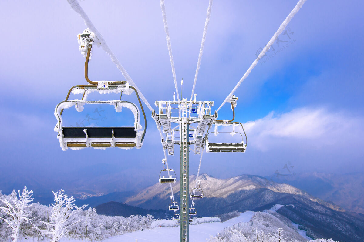 雪滑雪椅升降机在冬天被雪覆盖 韩国冻结霜冻冒险