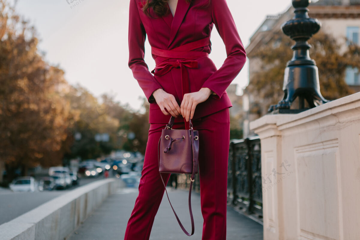 优雅近距离时尚细节时尚女人穿紫色西装走在城市街头 春夏秋季时尚潮流手袋配件套装夹克