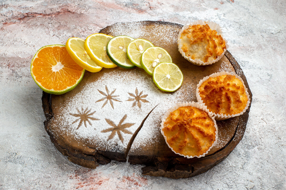 水果正面图白色表面柠檬片甜甜可口的蛋糕饼干甜甜的烤蛋糕糖派饼干盘子派餐