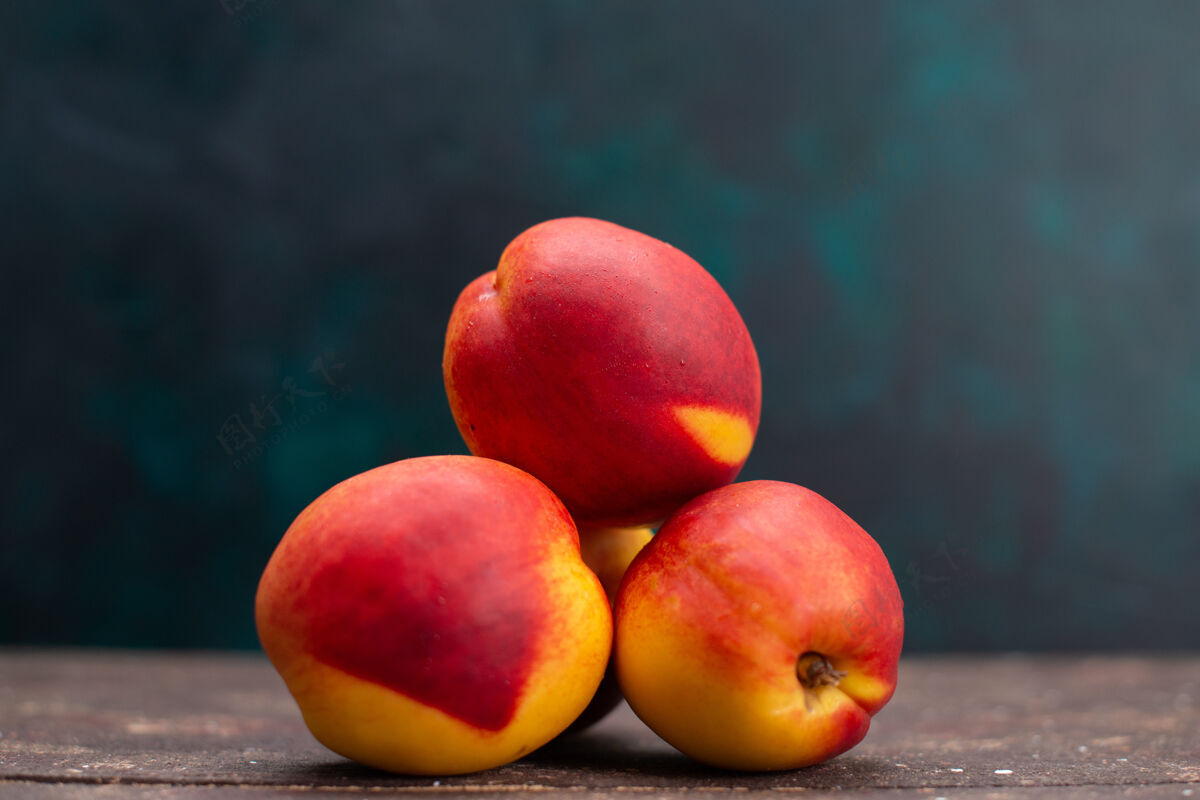 水果前视桃子鲜美甜甜 水果表面呈深蓝色 果汁醇厚鲜美生的果汁杏子
