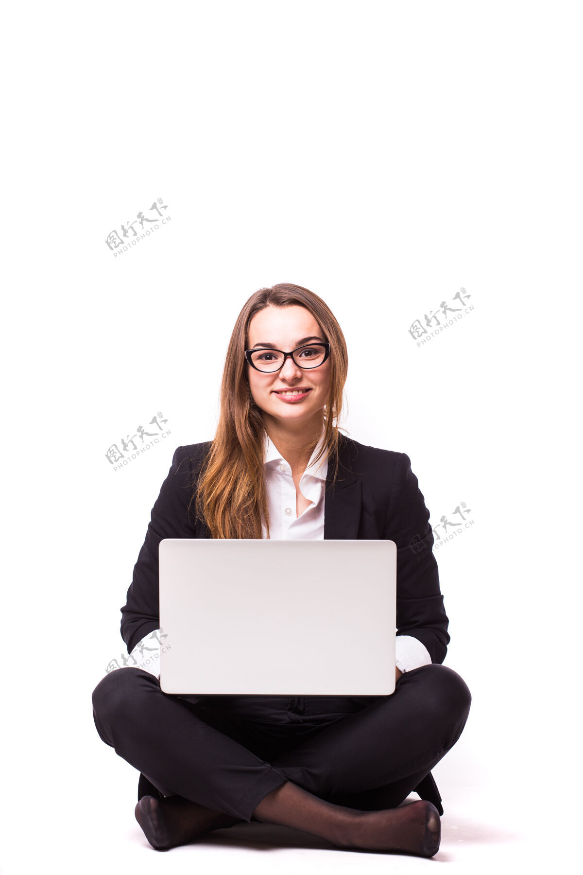 休闲年轻的女商人坐在地板上 用笔记本电脑隔离在白墙上肖像个人电脑漂亮