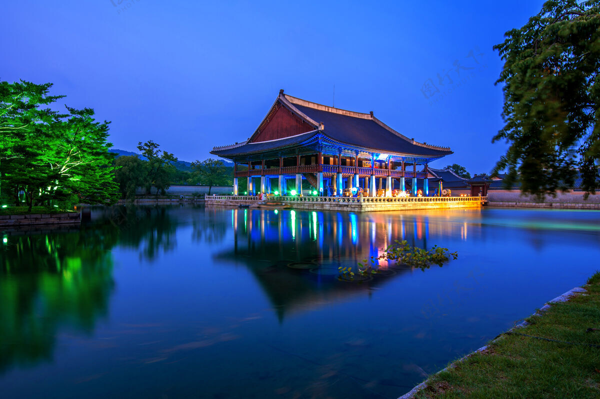 堡垒韩国首尔的庆功宫和银河之夜城墙皇家灯光