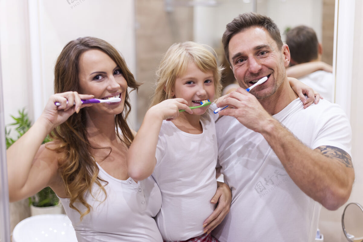 微笑刷牙这是我们的习惯牙齿卫生涂抹卫生