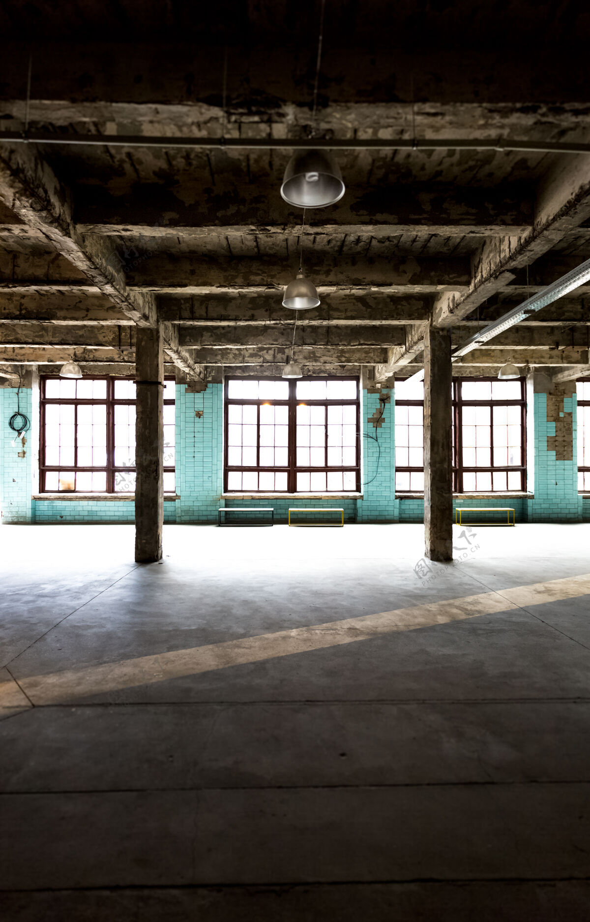 灯光工厂里废弃的旧仓库 走廊很长 窗户很大窗户年代危险