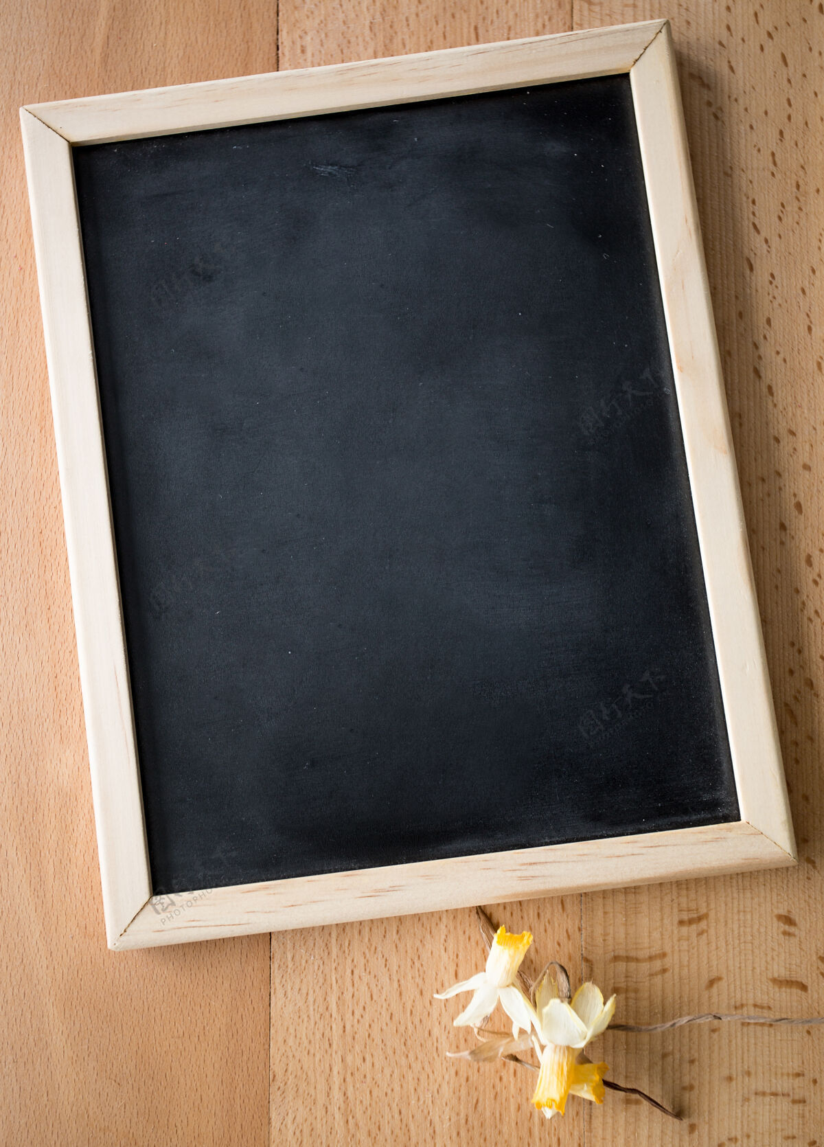 写作特写镜头小黑板放在桌上干花标志提议想法