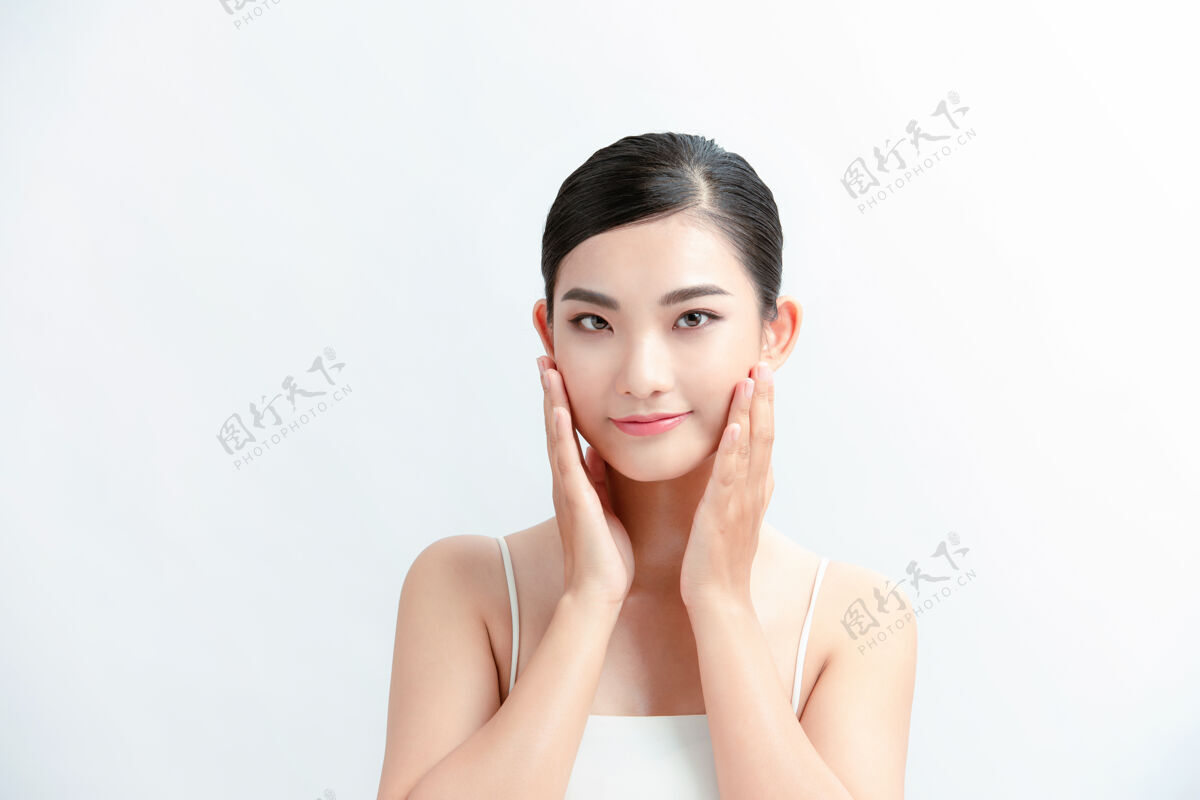女人美丽的亚洲年轻女子 洁白的皮肤 洁白的墙壁化妆制作面部
