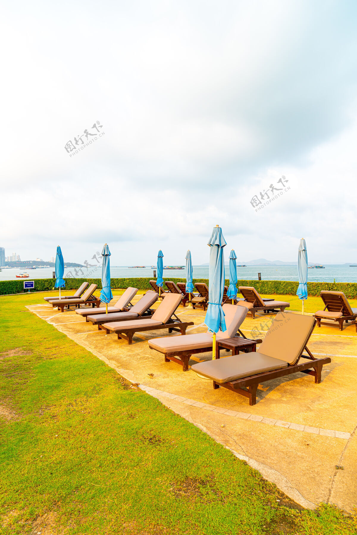 椅子泰国芭堤雅海滩游泳池周围的椅子游泳池或床游泳池和伞休息室放松岛屿