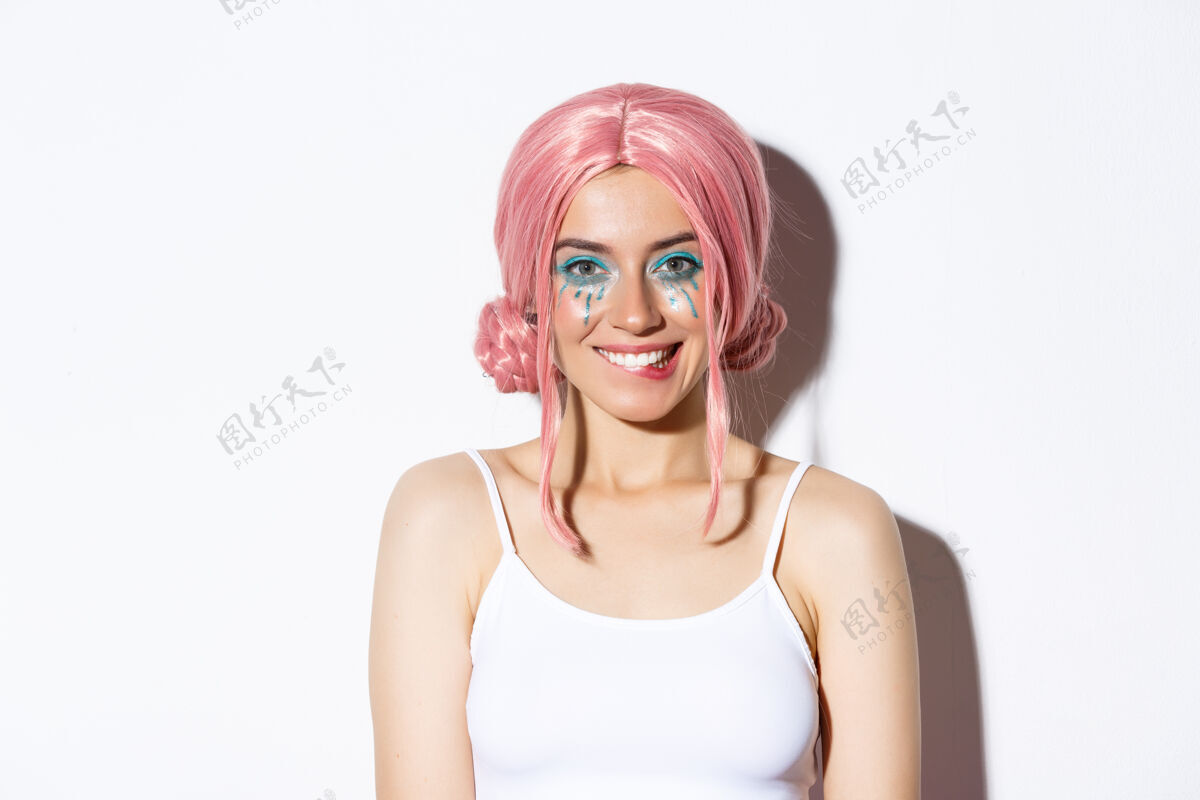 年轻画一个戴粉红色短假发的女孩女人味女人漂亮
