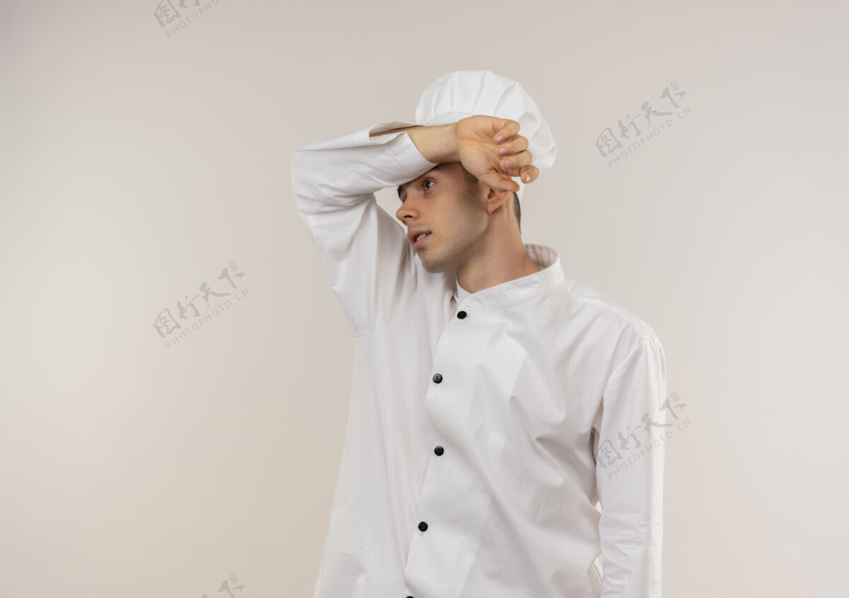 男疲惫不堪的年轻男厨师穿着厨师制服 把手腕放在额头上 留着复印空间额头厨师手腕