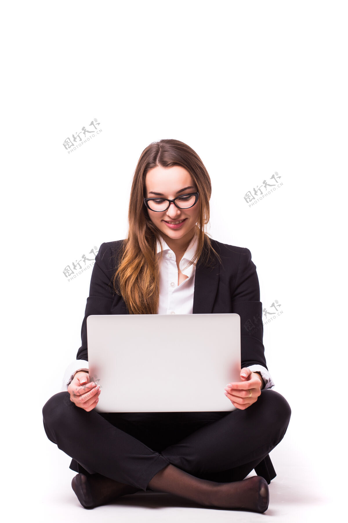 漂亮一个女商人在工作 笔记本电脑被隔离在白墙上秘书微笑经理