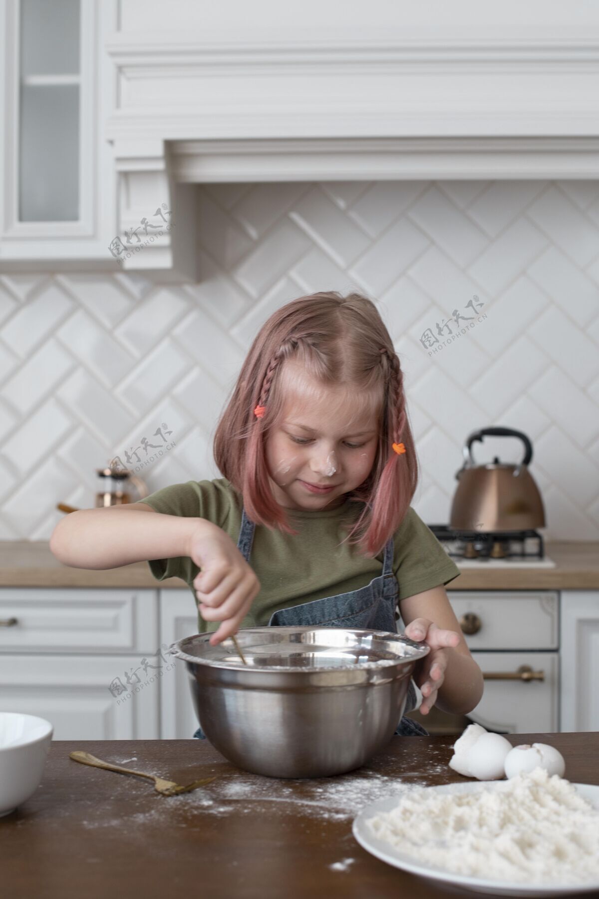 厨房小女孩在做好吃的东西快乐可爱关爱