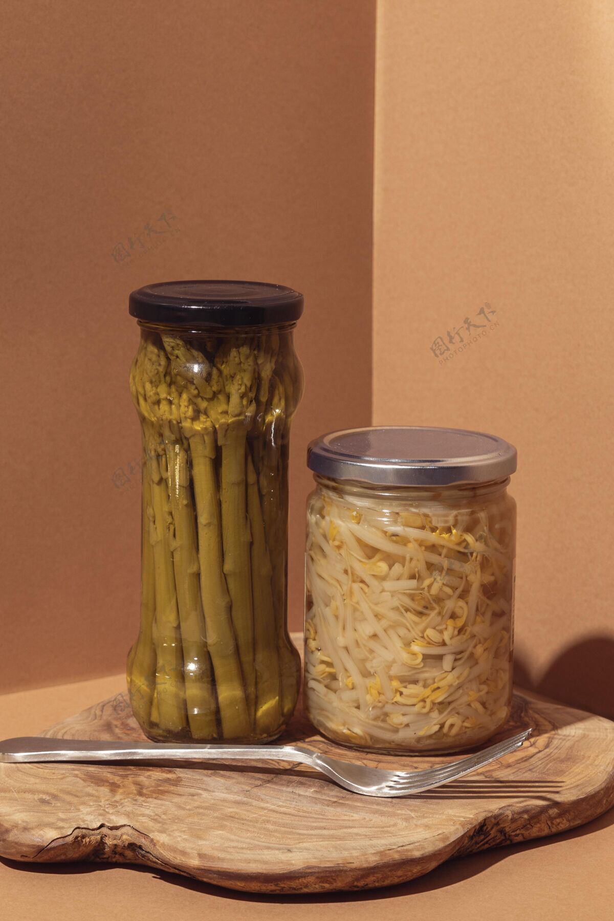 罐装正面图：带叉子的罐子里的腌制食品钢金属储存