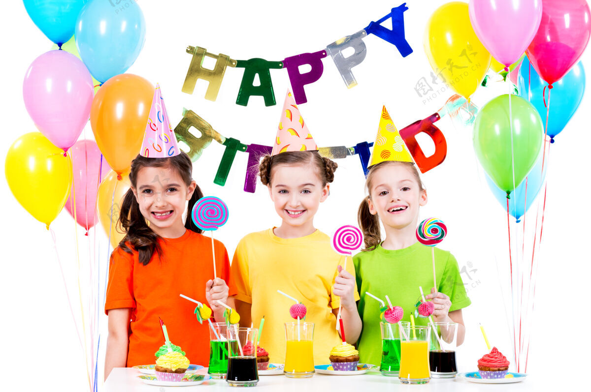 蜡烛一群快乐的女孩拿着五颜六色的糖果在生日聚会上玩得很开心-隔离在白色的地板上孩子食物孩子
