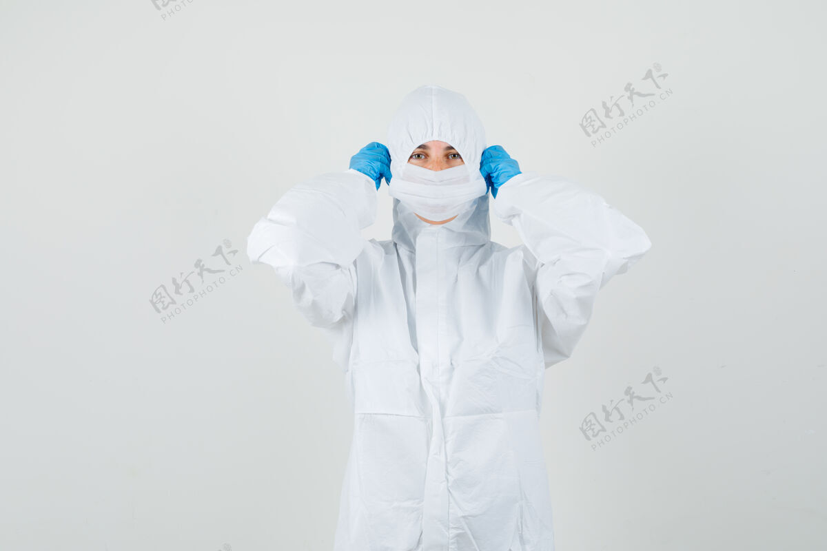 医疗穿防护服戴医用口罩的女医生医药健康专家