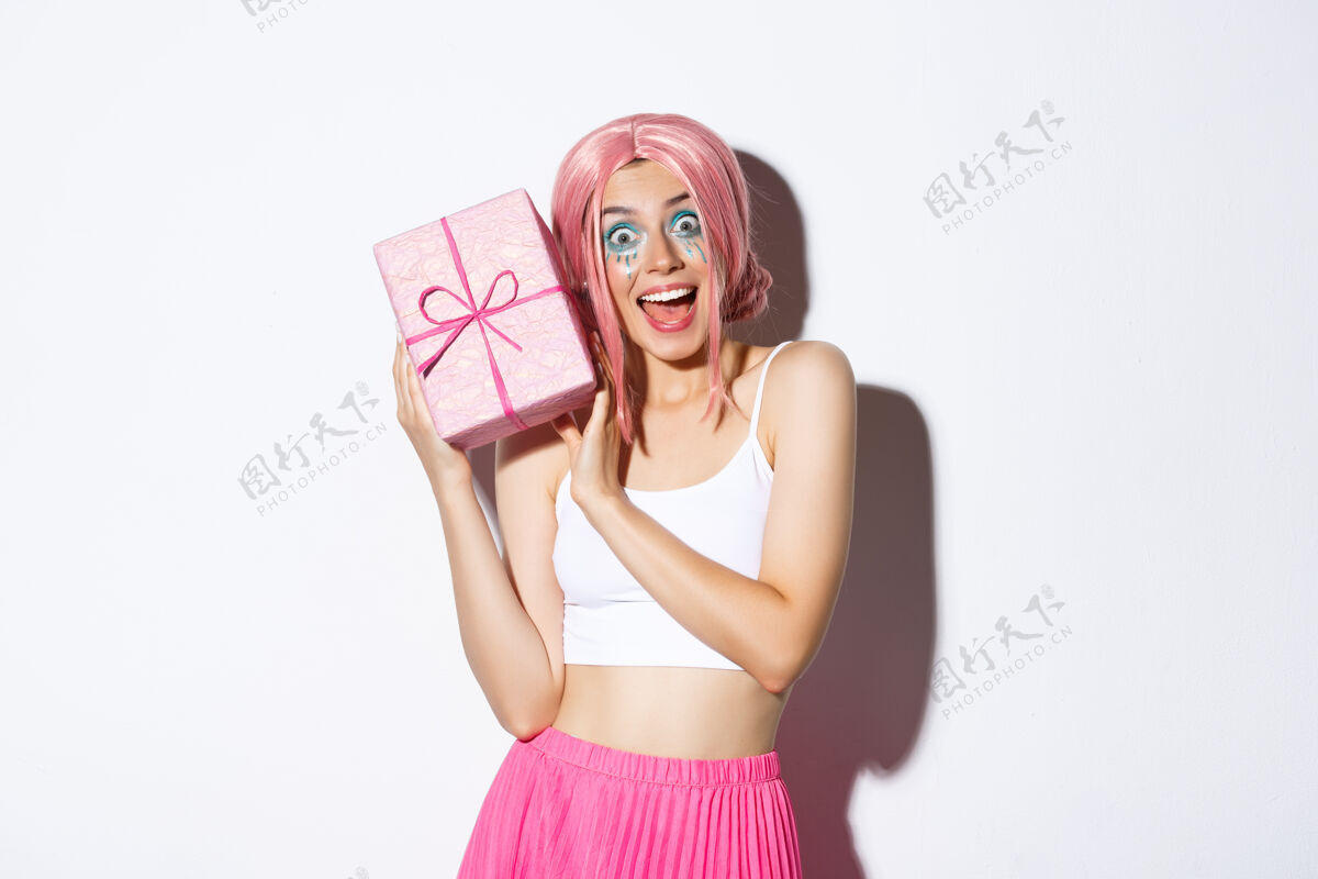漂亮画一个戴粉红色短假发的女孩肖像女人味人