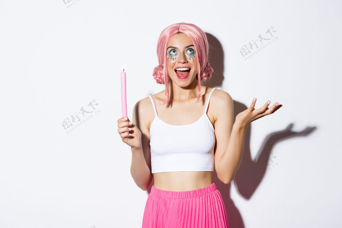 成人画一个戴粉红色短假发的女孩人女人味肖像