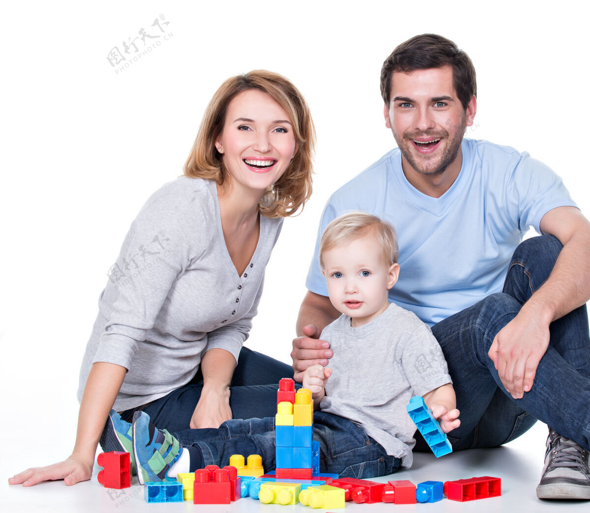 团结快乐微笑的年轻父母与婴儿玩耍的肖像-白色隔离拥抱小情感