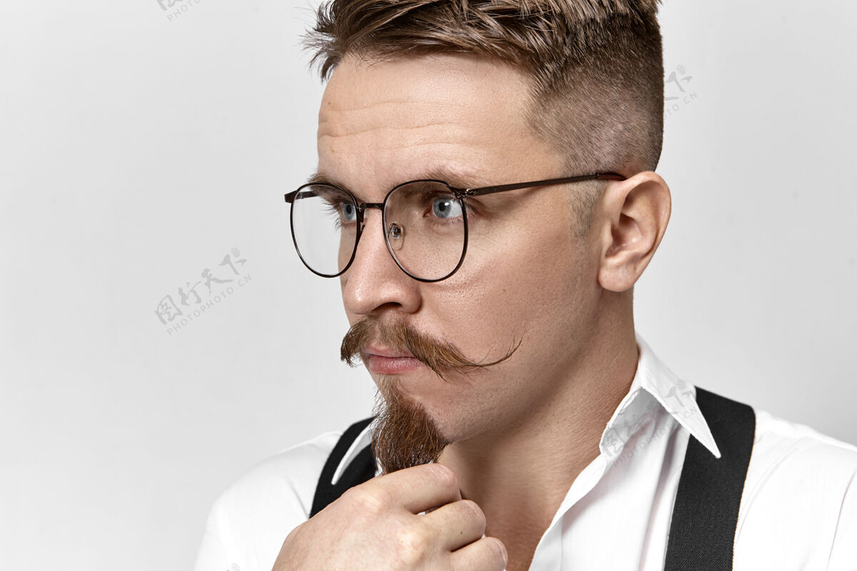 成人时尚眼镜和正装的聪明优雅的年轻欧洲商人的肖像眼镜思考休闲