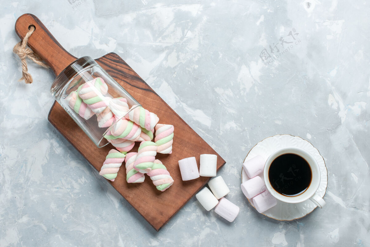 棉花糖浅白色表面上的甜甜棉花糖和一杯茶的俯视图毛巾食物咖啡