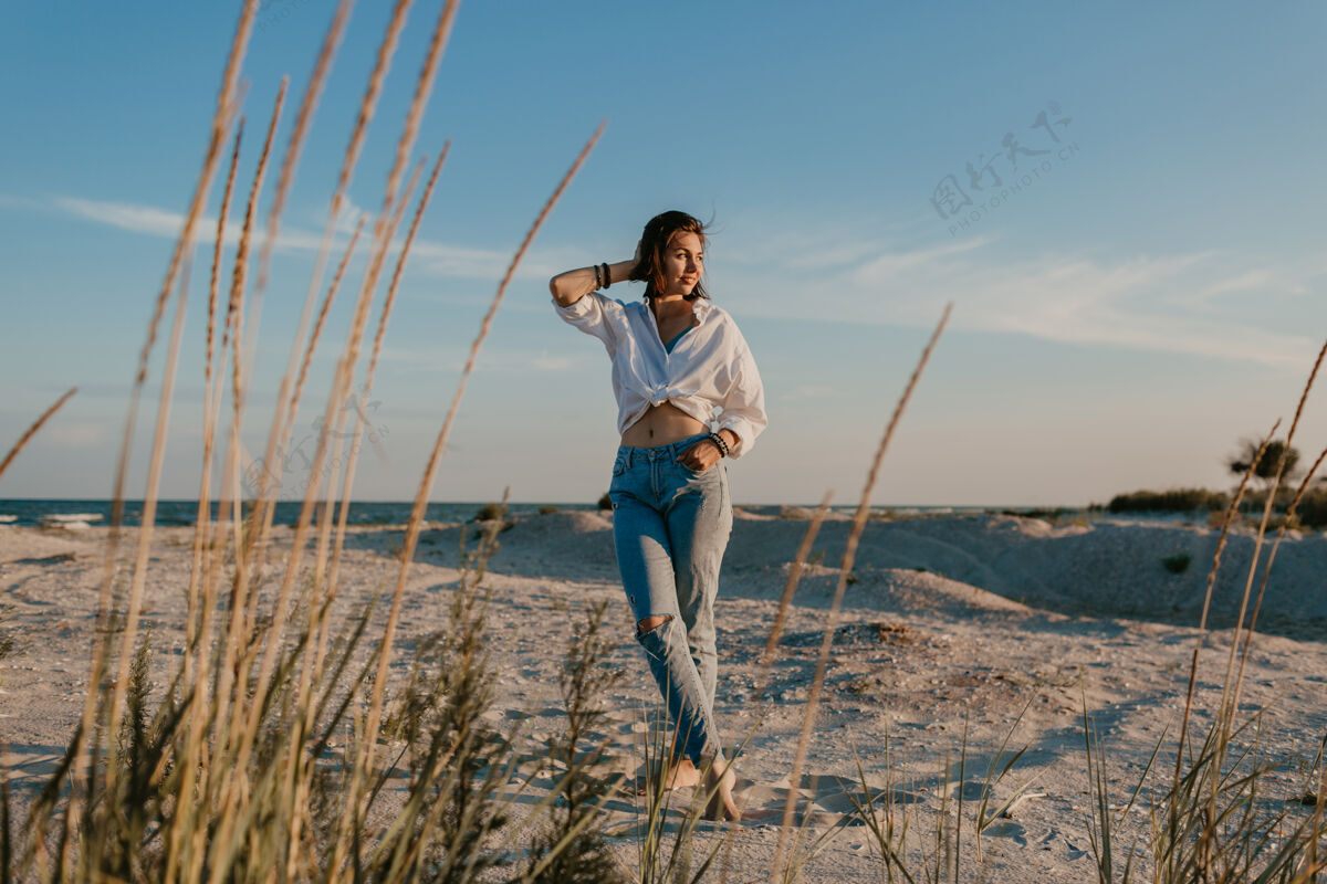波西米亚时尚美女放暑假在沙滩上 波西米亚风格 牛仔裤服装阳光美丽